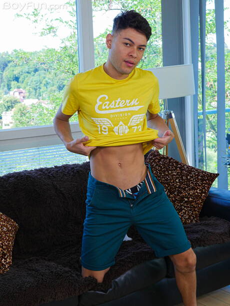 Latin young Hanry Onlyjapa posing naked and showing tight butt