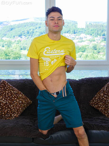 La joven latina Hanry Onlyjapa posando desnuda y mostrando su culo apretado