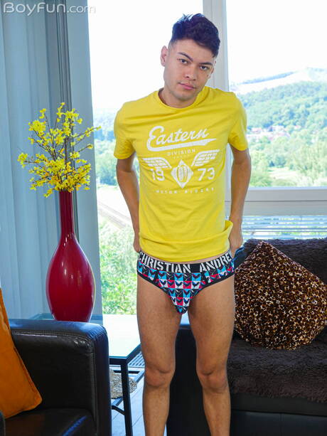 La joven latina Hanry Onlyjapa posando desnuda y mostrando su culo apretado