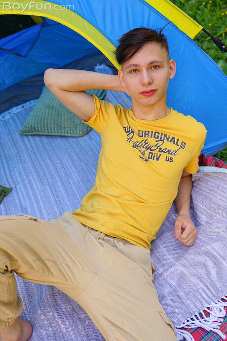 Twink Rimi Morty 在戶外挑逗他的雞巴