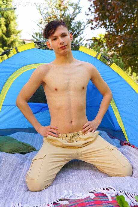 Twink Rimi Morty 在戶外挑逗他的雞巴