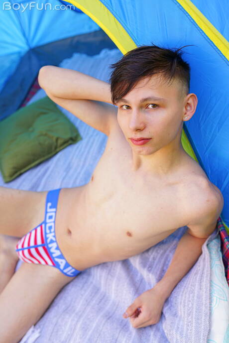 Twink Rimi Morty 在戶外挑逗他的雞巴