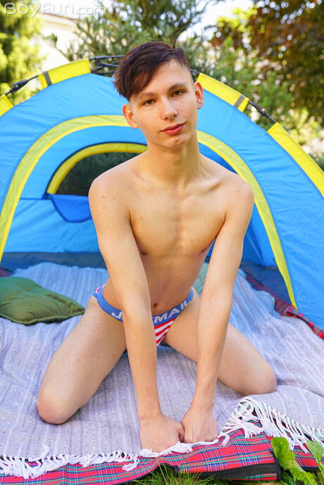 트윙크 리미 모티가 밖에서 자기 딕을 놀리고 있다