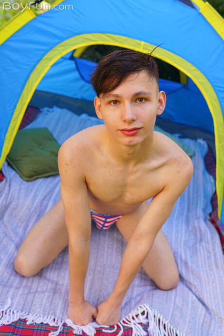 Twink Rimi Morty 在戶外挑逗他的雞巴