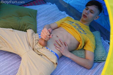 Twink Rimi Morty 在戶外挑逗他的雞巴