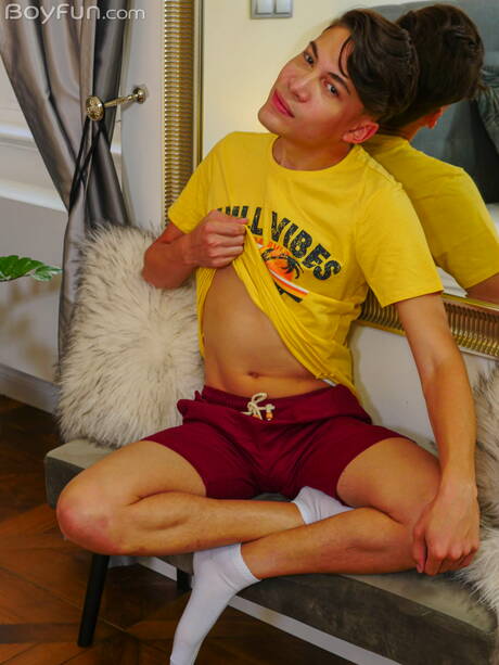 Młody latynos Danny Bianchi pozuje nago i pokazuje tyłek