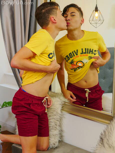 Młody latynos Danny Bianchi pozuje nago i pokazuje tyłek