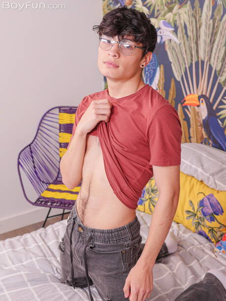 Der schöne Latino-Junge Luis Angel zieht sich aus und zeigt seinen Hintern