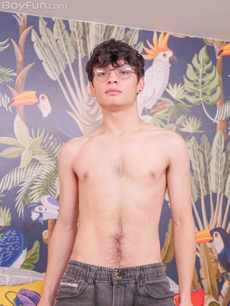 Der schöne Latino-Junge Luis Angel zieht sich aus und zeigt seinen Hintern