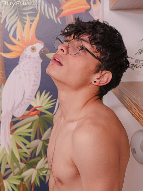 Der schöne Latino-Junge Luis Angel zieht sich aus und zeigt seinen Hintern