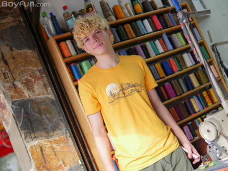 Der heiße Twink Melo Prince zeigt einen perfekten Körper