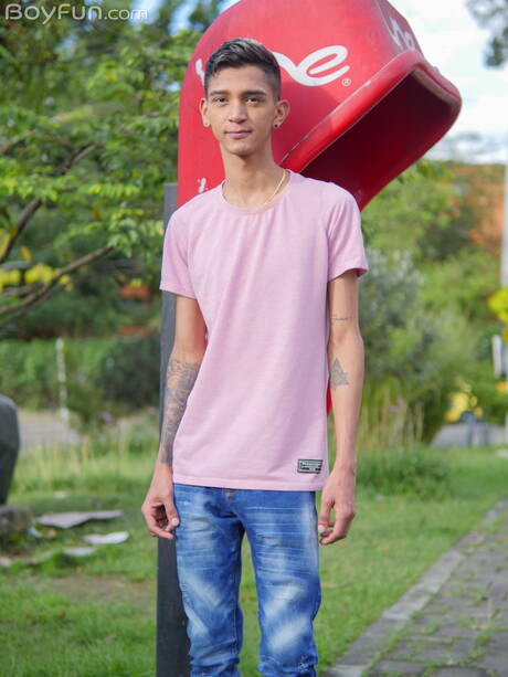 Der junge Latino-Junge Nicolas Greey posiert nackt und zeigt seinen heißen Arsch im Freien