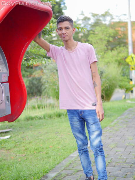 Der junge Latino-Junge Nicolas Greey posiert nackt und zeigt seinen heißen Arsch im Freien