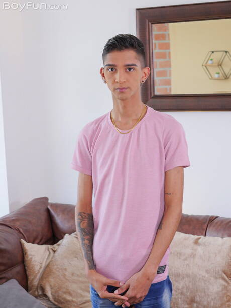 Der junge Latino-Junge Nicolas Greey posiert nackt und zeigt seinen heißen Arsch im Freien