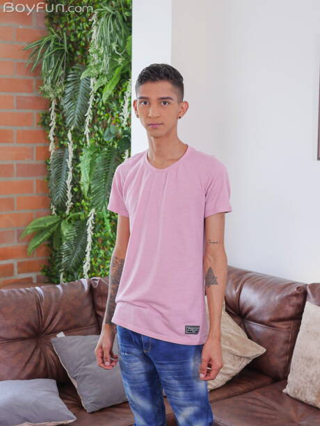 Der junge Latino-Junge Nicolas Greey posiert nackt und zeigt seinen heißen Arsch im Freien