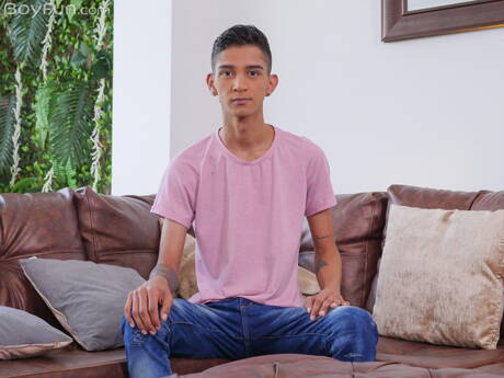 Der junge Latino-Junge Nicolas Greey posiert nackt und zeigt seinen heißen Arsch im Freien