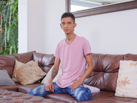 Der junge Latino-Junge Nicolas Greey posiert nackt und zeigt seinen heißen Arsch im Freien