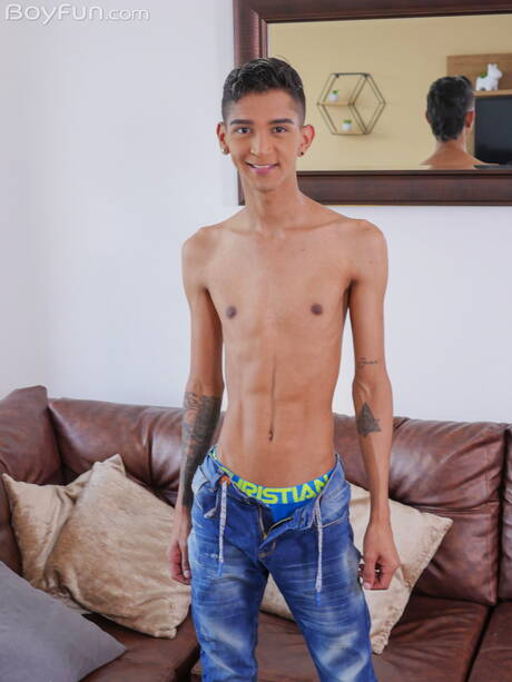 Der junge Latino-Junge Nicolas Greey posiert nackt und zeigt seinen heißen Arsch im Freien