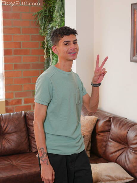 ラテン系の少年ノア・スミスが完璧なボディを披露