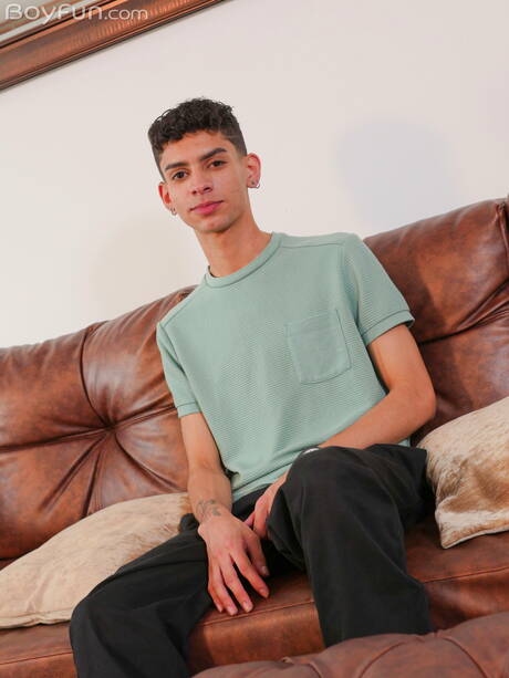 拉丁裔年輕男孩Noah Smith展現完美身材