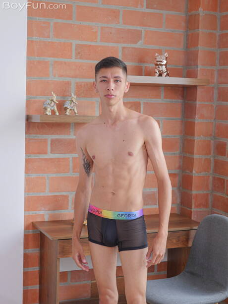 Twink Ander Marin posiert nackt und zeigt schönen Hintern