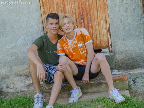 Nette amerikanische Jungs, der hübsche Junge Andy Reyes und der hübsche Junge Jacob Buccella, lutschen und ficken sich gegenseitig im Freien