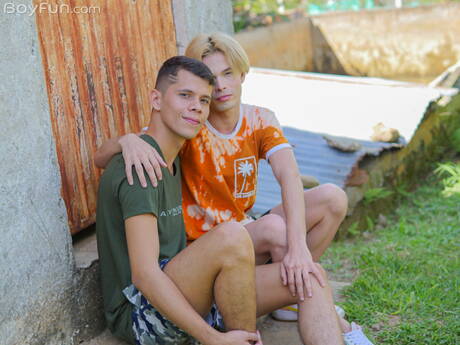 Nette amerikanische Jungs, der hübsche Junge Andy Reyes und der hübsche Junge Jacob Buccella, lutschen und ficken sich gegenseitig im Freien