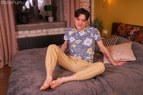 Jonge kerel Oleg Dostojevski kleedt zich uit en laat zijn hete kont zien