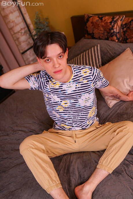 年輕帥哥奧列格·多斯妥耶夫斯基脫衣服，露出性感的屁股