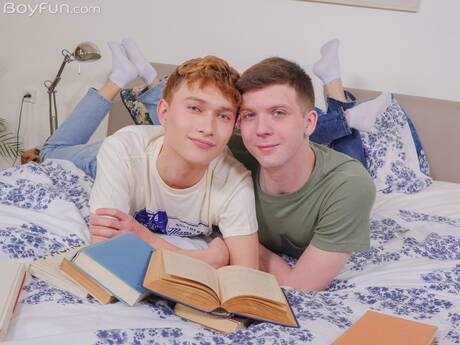 若い男のエンジェル・リバースとイケメンのジョシュ・カヴァリンがフェラチオの後にアナルファック