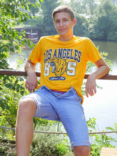 Twink Timmy Cole posing naked and showing tight butt outside