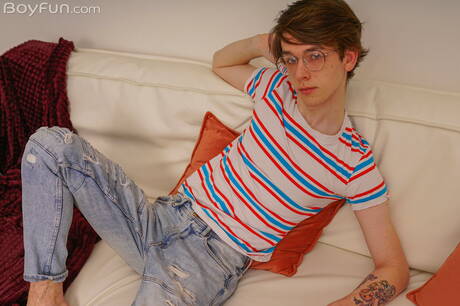 若い男ベン・キスが自慰行為をしている