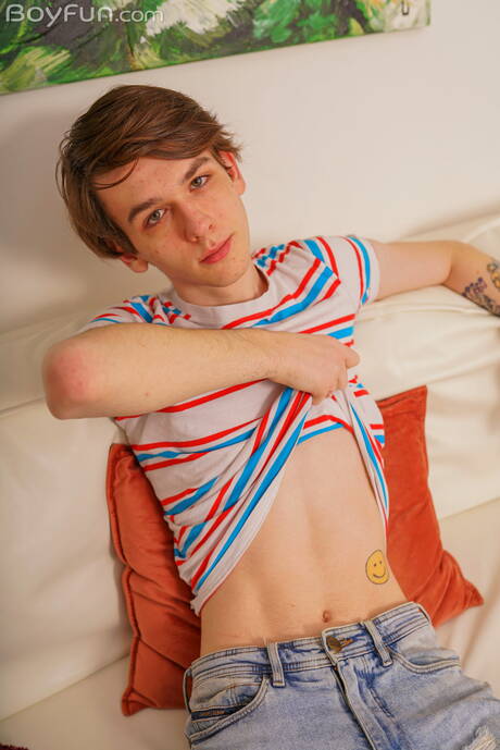 若い男ベン・キスが自慰行為をしている