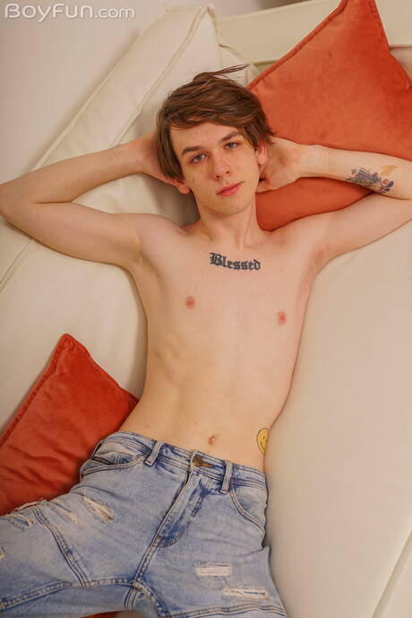 若い男ベン・キスが自慰行為をしている