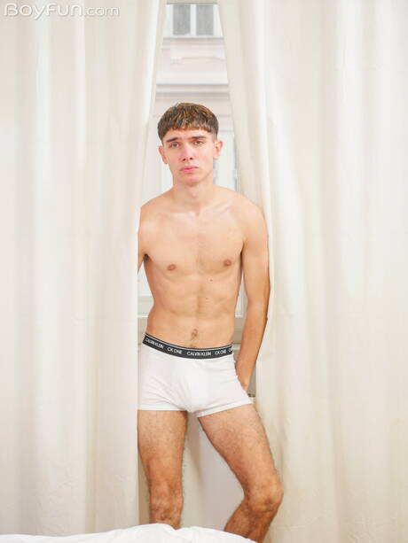 Il giovane ceco Vincent Castle posa nudo