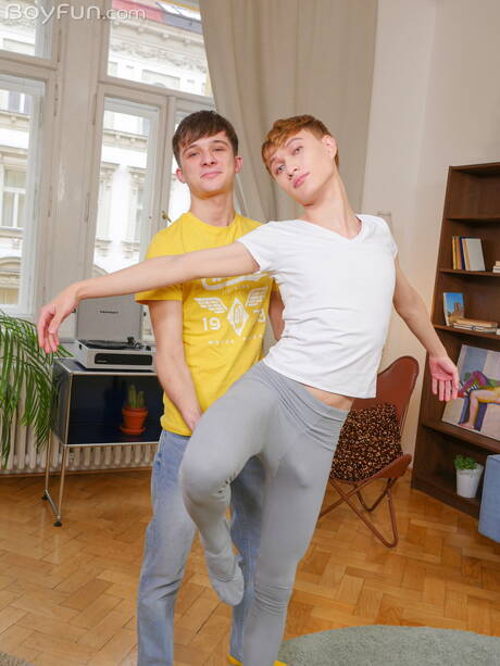 Hübscher Junge Angel Rivers und Twink Liam Rose ficken Arsch nach dem Saugen