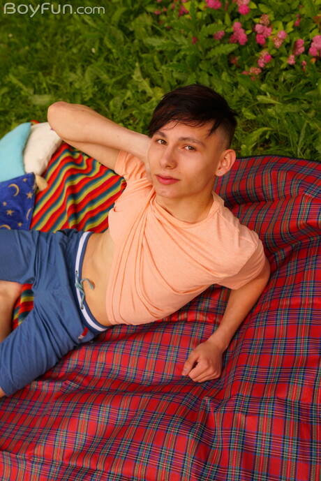 漂亮男孩 Rimi Morty 戶外裸體擺造型