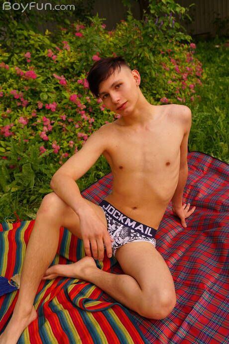 漂亮男孩 Rimi Morty 戶外裸體擺造型