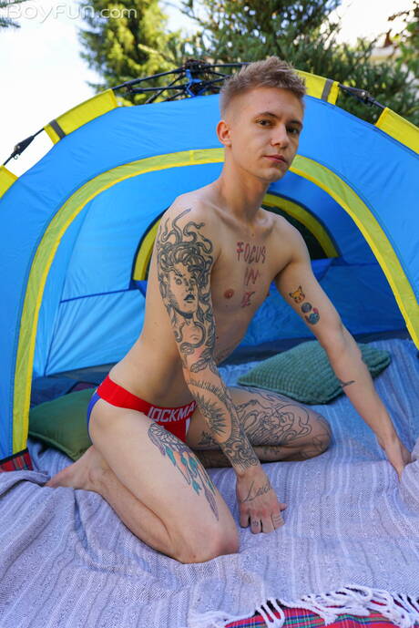 Młody facet Max Gen pozuje nago i pokazuje gorący tyłek na zewnątrz