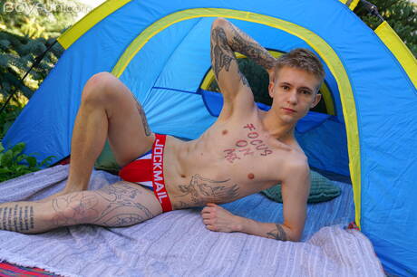 Młody facet Max Gen pozuje nago i pokazuje gorący tyłek na zewnątrz