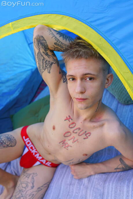 Młody facet Max Gen pozuje nago i pokazuje gorący tyłek na zewnątrz