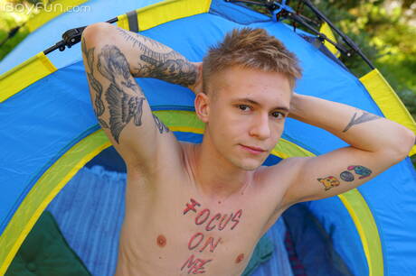 Młody facet Max Gen pozuje nago i pokazuje gorący tyłek na zewnątrz