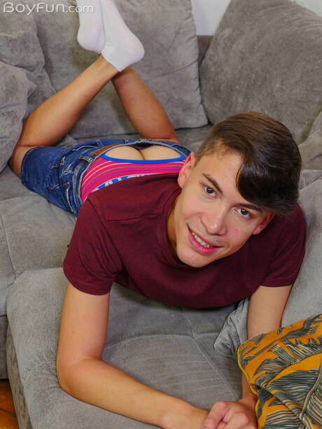 Der junge Latino Danny Bianchi spielt mit seinem Schwanz