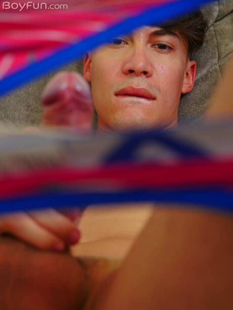 Der junge Latino Danny Bianchi spielt mit seinem Schwanz