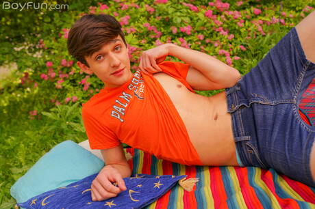 Twink Tony Keit poseert naakt buiten