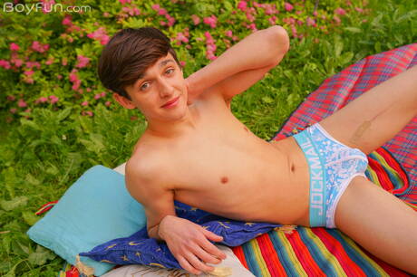 Twink Tony Keit poseert naakt buiten