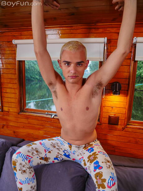 jovem latino Gabriel Paris posando nu e mostrando o bumbum durinho