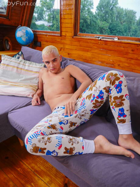 jovem latino Gabriel Paris posando nu e mostrando o bumbum durinho