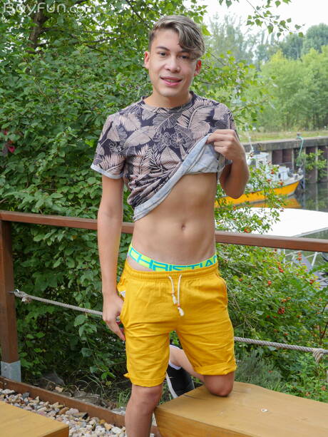 拉丁小夥丹尼·比安奇在戶外裸體擺造型