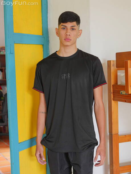 Knappe jongen Cala Valerio poseert naakt